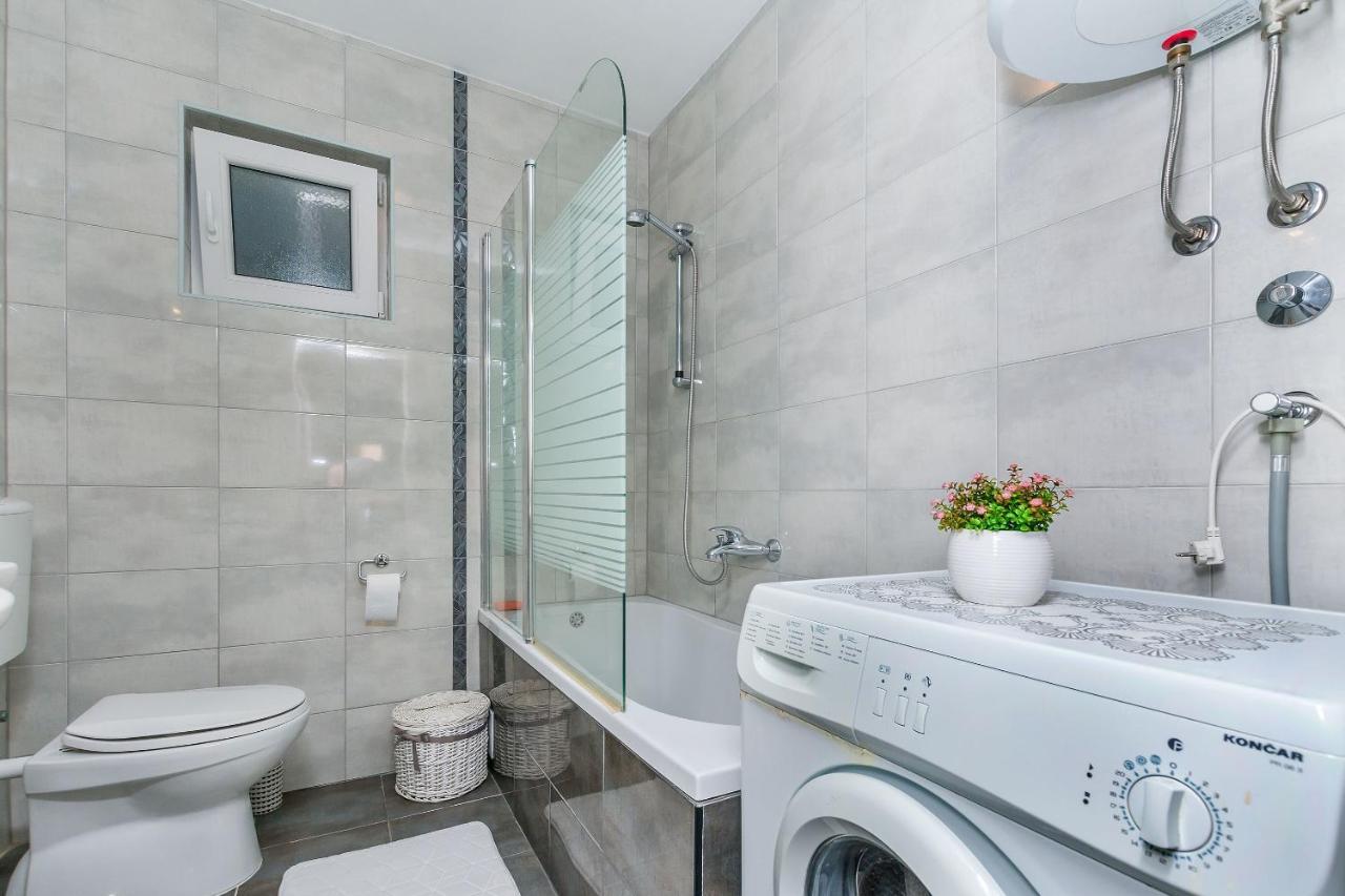 Apartment And Rooms Tatjana Omis Ngoại thất bức ảnh